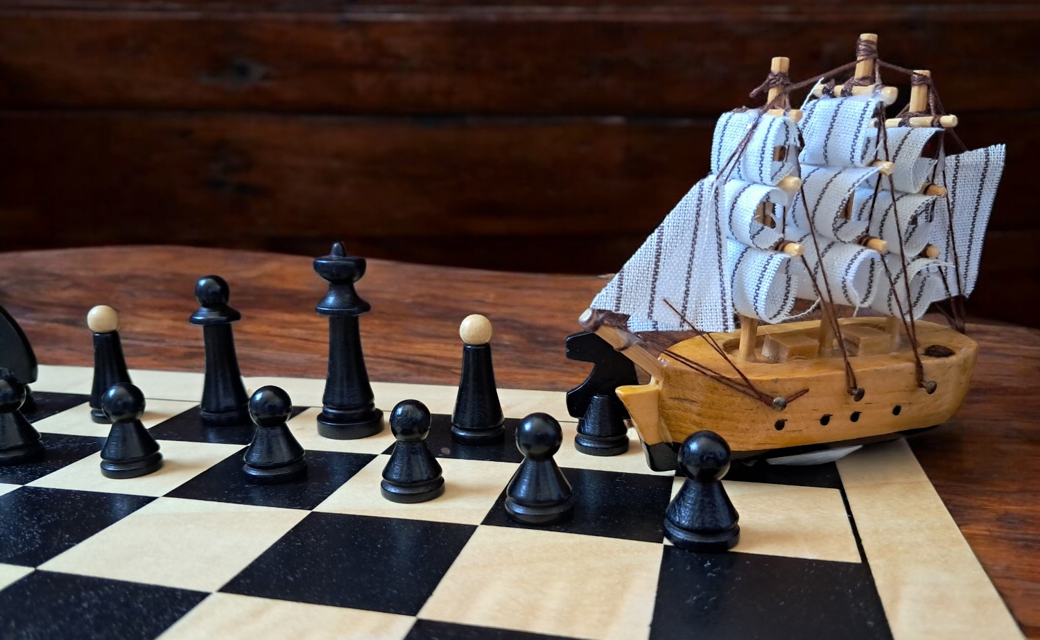 figúrka lode medzi ostatnýmí figúrkami na šachovnici