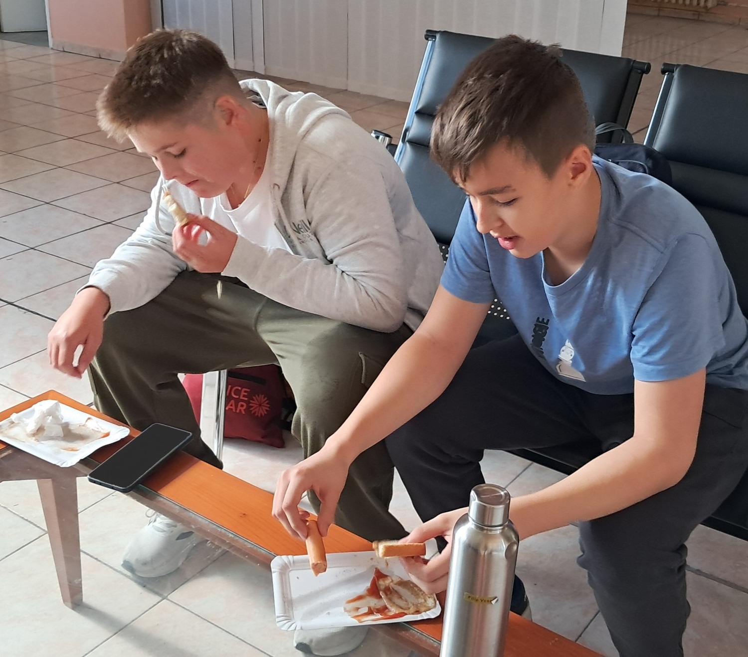 šachisti jedia párky