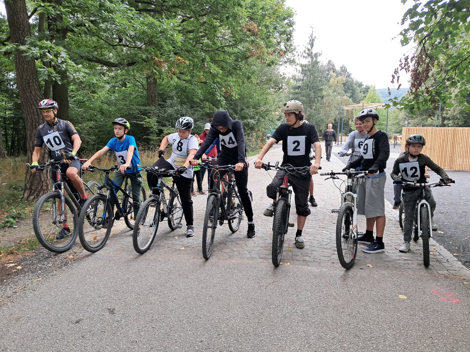 šachisti s bicyklami na štarte