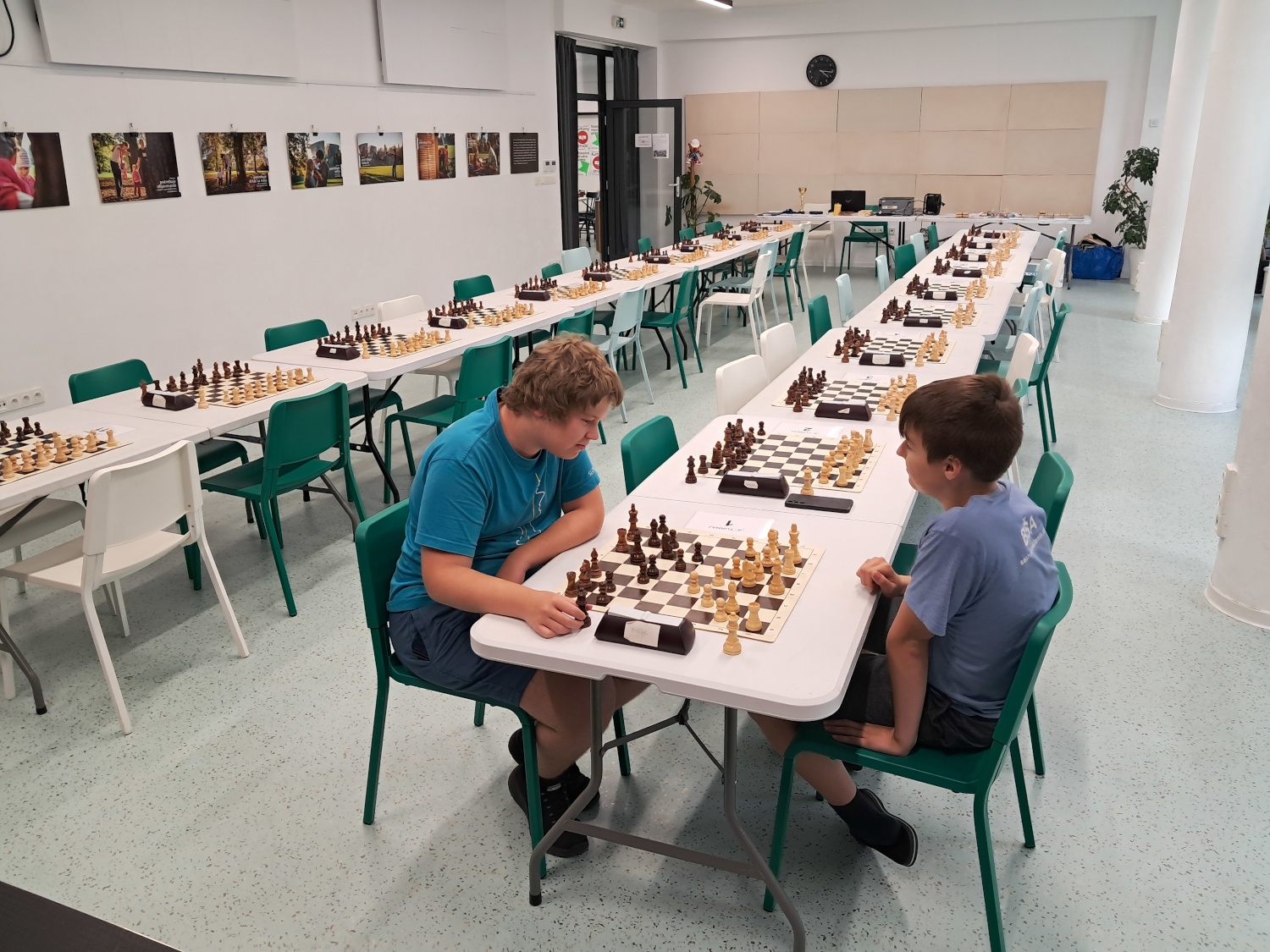 prví hrajúci hráči na turnaji Starí proti mladým