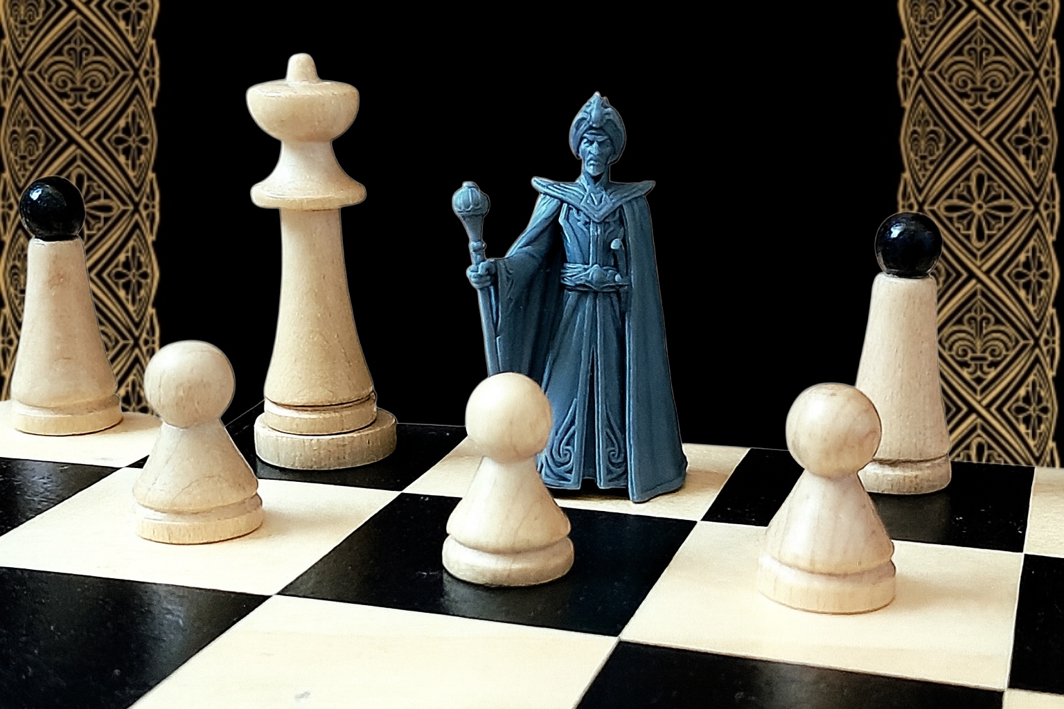 figúrka vezíra medzi ostatnýmí figúrkami na šachovnici