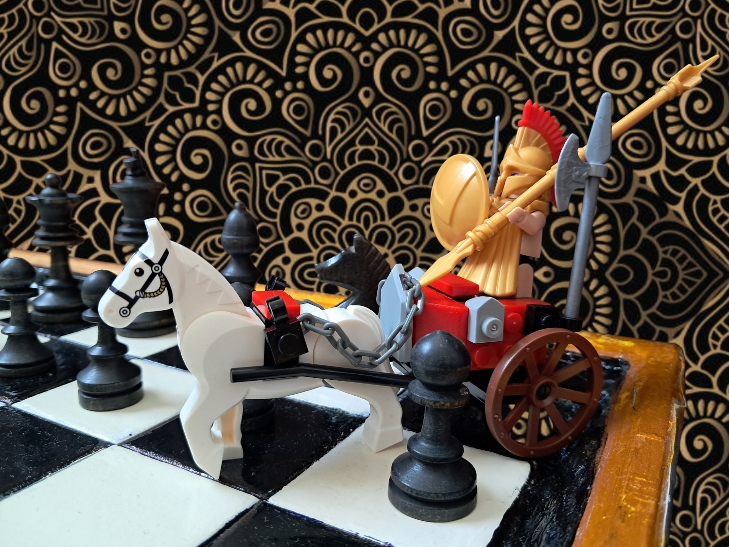 figúrka vezu medzi ostatnýmí figúrkami na šachovnici